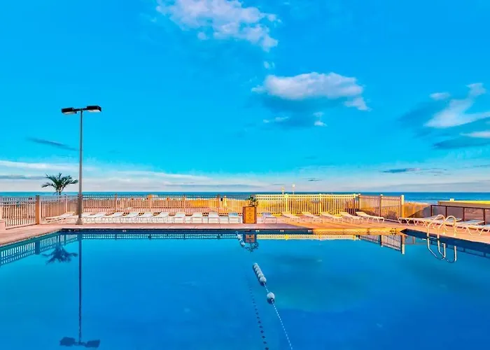 Darling Beachfront With Balcony Pools Tennis & Gym Holiday home *