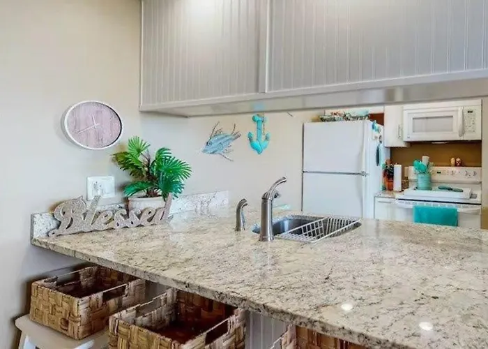 Darling Beachfront With Balcony Pools Tennis & Gym Holiday home